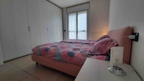 2 bedrooms, desk, iron/ironing board, travel crib