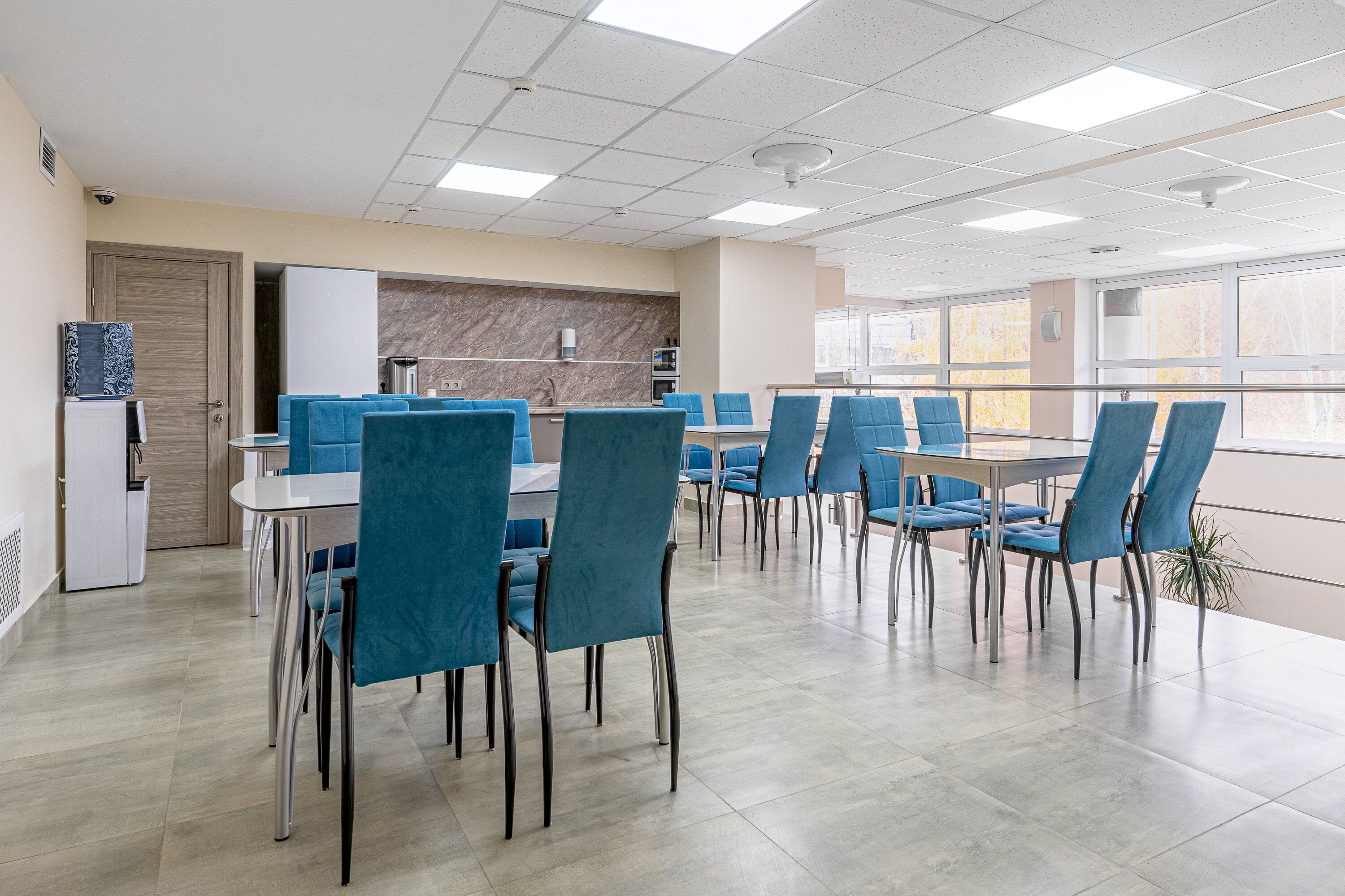 Full-sized fridge, microwave, cookware/dishes/utensils