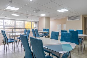 Full-sized fridge, microwave, cookware/dishes/utensils - Tashayak Otel - Hostel (Kazan)