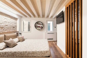 1 habitación, tabla de planchar con plancha, cuna de viaje y wifi