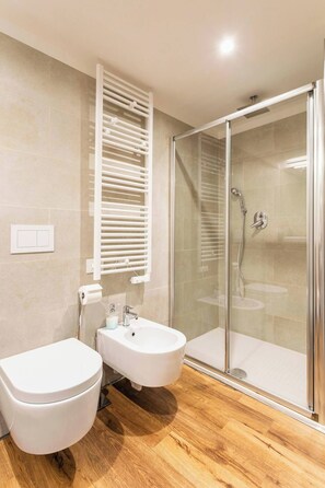 Dusche, Haartrockner, Bidet, Handtücher