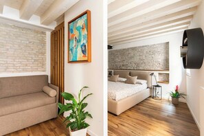 1 habitación, tabla de planchar con plancha, cuna de viaje y wifi