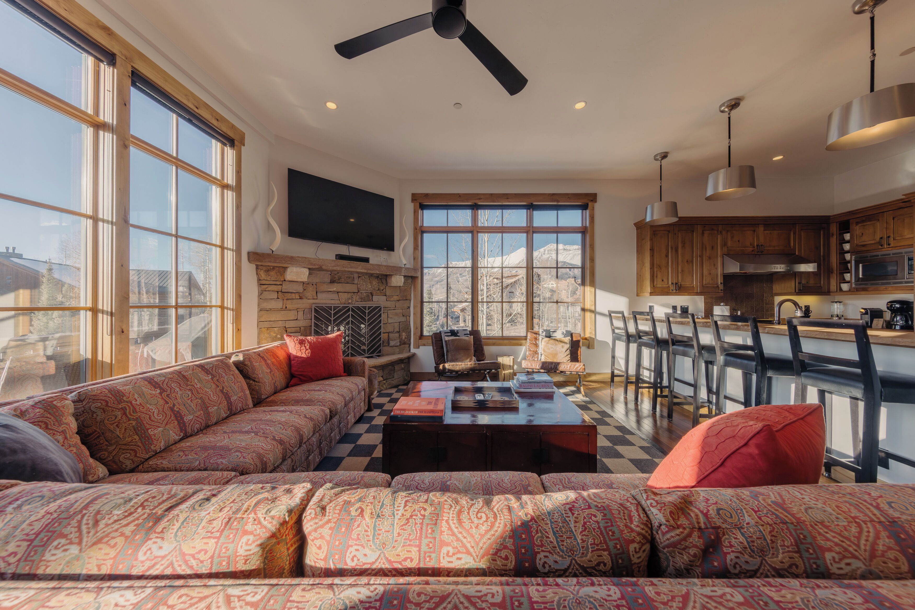 Smart-TV, Kamin, Bücher, Stereoanlage