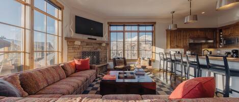 Smart-tv, pejs, bøger, stereoanlæg