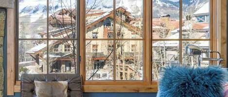 تلفزيون ذكي، مدفأة، كُتُب، ستيريو