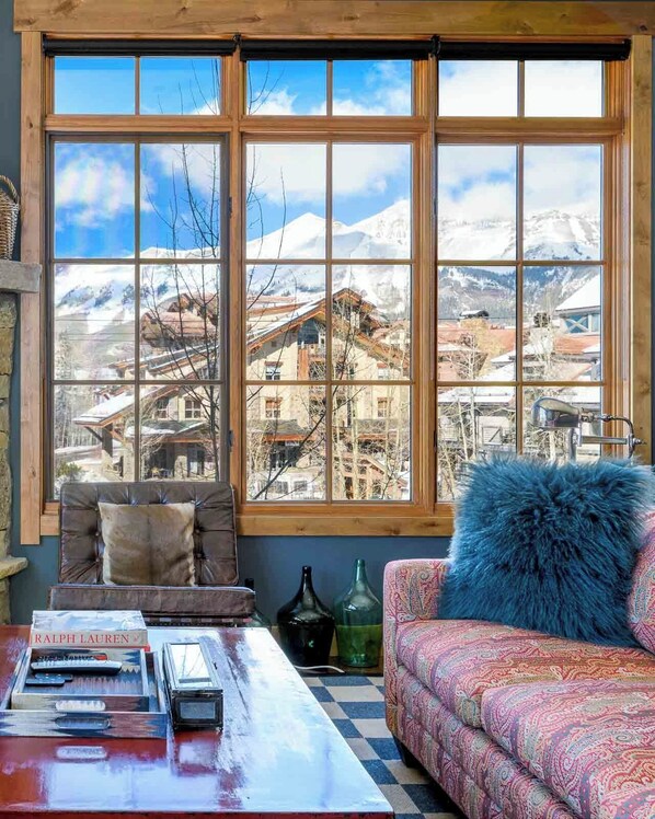 TV connectée, cheminée, livres, chaîne hi-fi