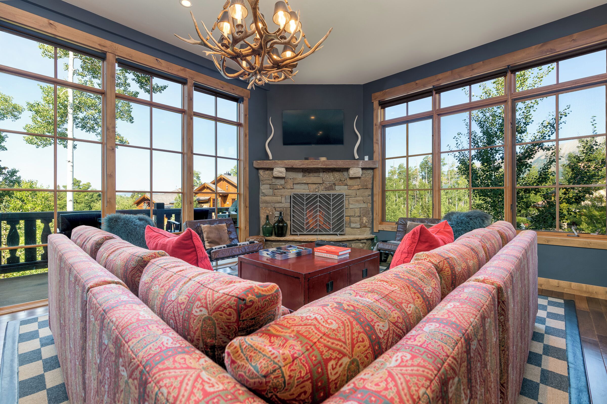 TV connectée, cheminée, livres, chaîne hi-fi