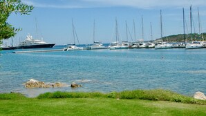 Un puerto deportivo con varios veleros amarrados.