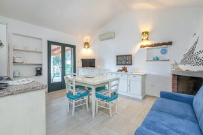 Familienhaus, Mehrere Schlafzimmer, Bergseite (Bellavista Dependance With Sea View) | Wohnbereich | 21-Zoll-Flachbildfernseher mit Satellitenempfang, Fernseher