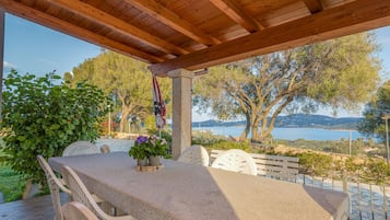 Vila família, vários quartos, 2 banheiros, ao lado da montanha (Bella Vista House With Sea View) | Opções para refeição ao ar livre