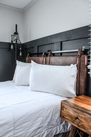 1 bedroom, iron/ironing board, free WiFi, bed sheets - The Anderson Room at the Fairhaven Inn (Albion)