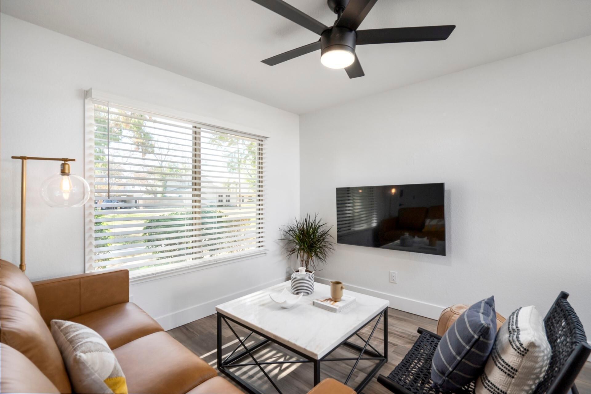 Chic + Modern 3 bedroom condo | 4 miles to ASU | Pool