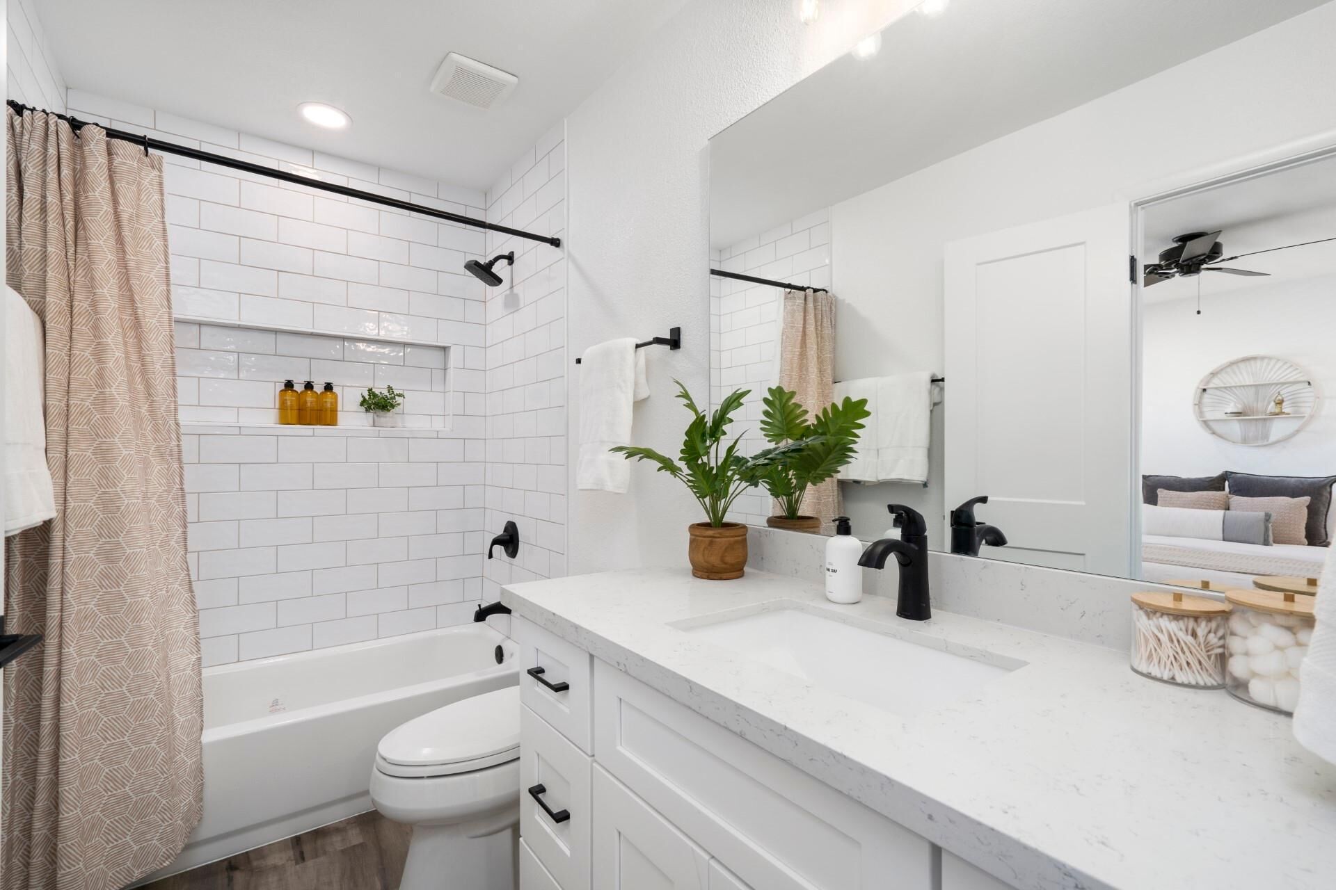 Chic + Modern 3 bedroom condo | 4 miles to ASU | Pool