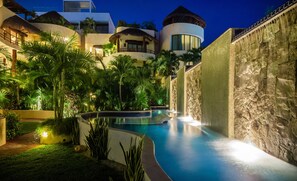 Una piscina al aire libre, una piscina climatizada