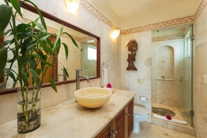 Shower, hair dryer, towels, soap - PENTHOUSE - OCEAN VIEWS -  BEACH CLUB -Heated Pool, Jacuzzi, Spa, Gym 20 (Playa del Carmen)