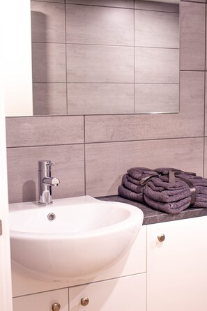 Douche, serviettes fournies, savon, papier de toilette