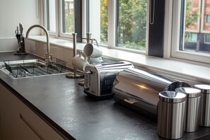 Réfrigérateur, four à micro-ondes, un four, surface de cuisson