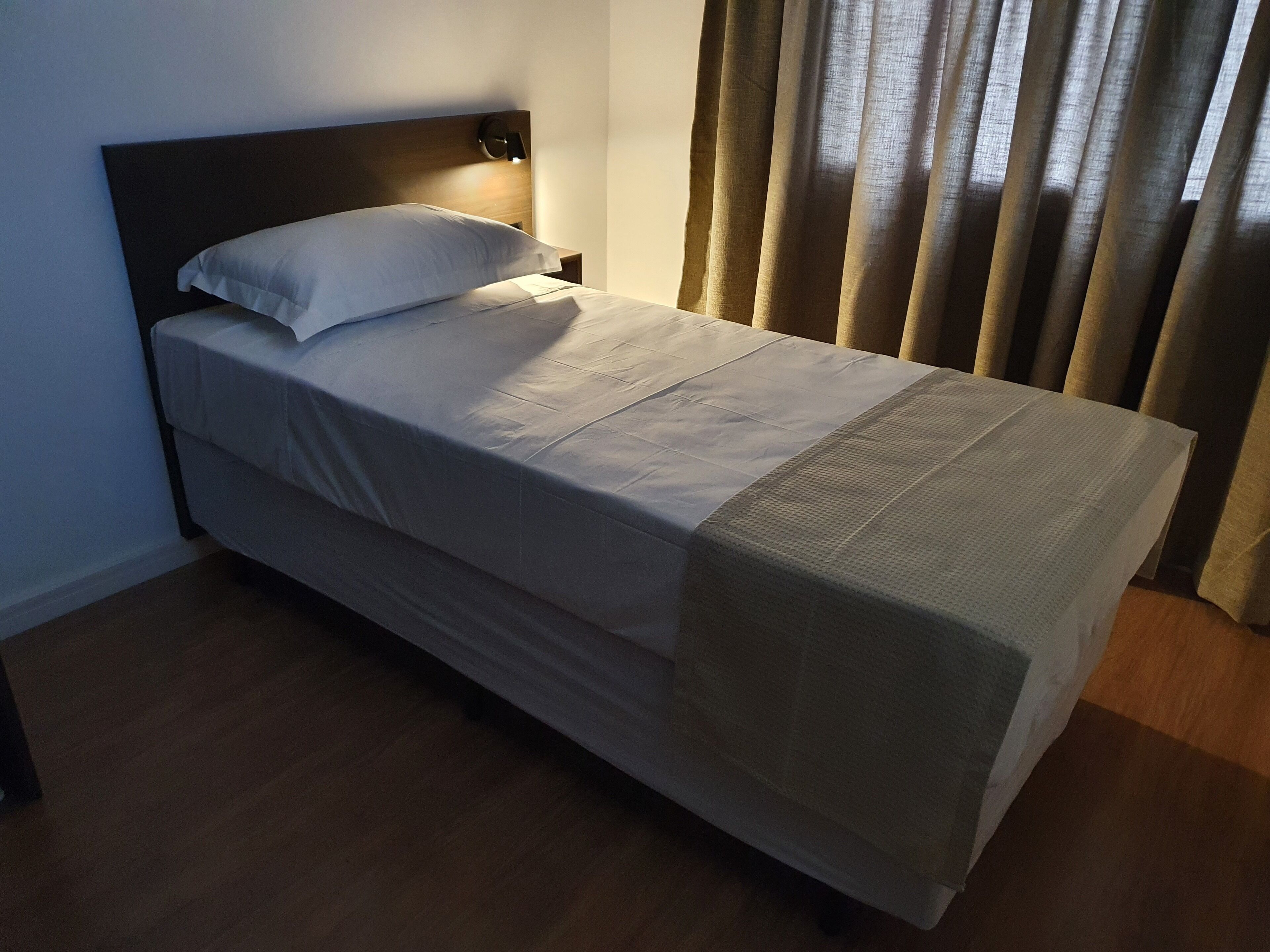 basic single room | desk, free wifi, bed sheets