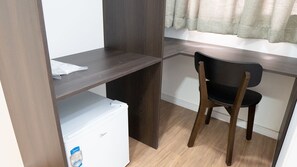 Habitació amb dos llits individuals bàsica | Escriptori, wifi gratuïta i roba de llit