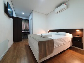 Escritorio, wifi gratis y ropa de cama 