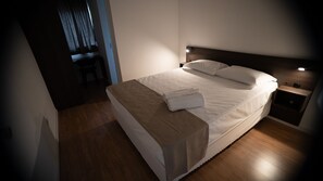 Standard Double Room | Desk, free WiFi, bed sheets - Hotel Carmelo (Sao Jose dos Pinhais)