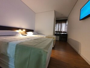 Habitació amb dos llits individuals bàsica | Escriptori, wifi gratuïta i roba de llit