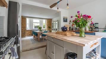 Kjøleskap, mikrobølgeovn, ovn og oppvaskmaskin