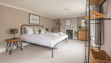 4 bedrooms, iron/ironing board, free WiFi, bed sheets