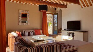 Smart-TV, Kamin, Tischfußball, Stereoanlage