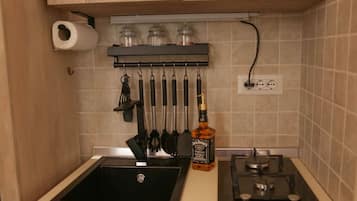 Réfrigérateur, four, plaque de cuisson, bouilloire électrique