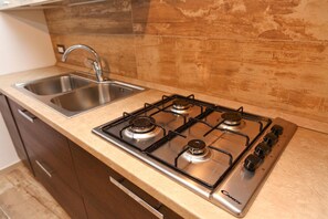 Kühlschrank, Ofen, Herdplatte, Wasserkocher mit Kaffee-/Teezubehör