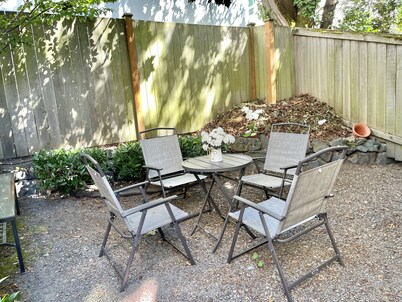 Modern 2-Bedroom Townhouse Near UW – North Seattle Home at 4212