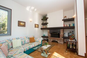 TV - Villa dei Salici con Piscina by Wonderful Italy (Soiano del Lago)