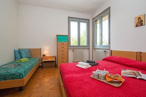 4 bedrooms, iron/ironing board, free WiFi, bed sheets