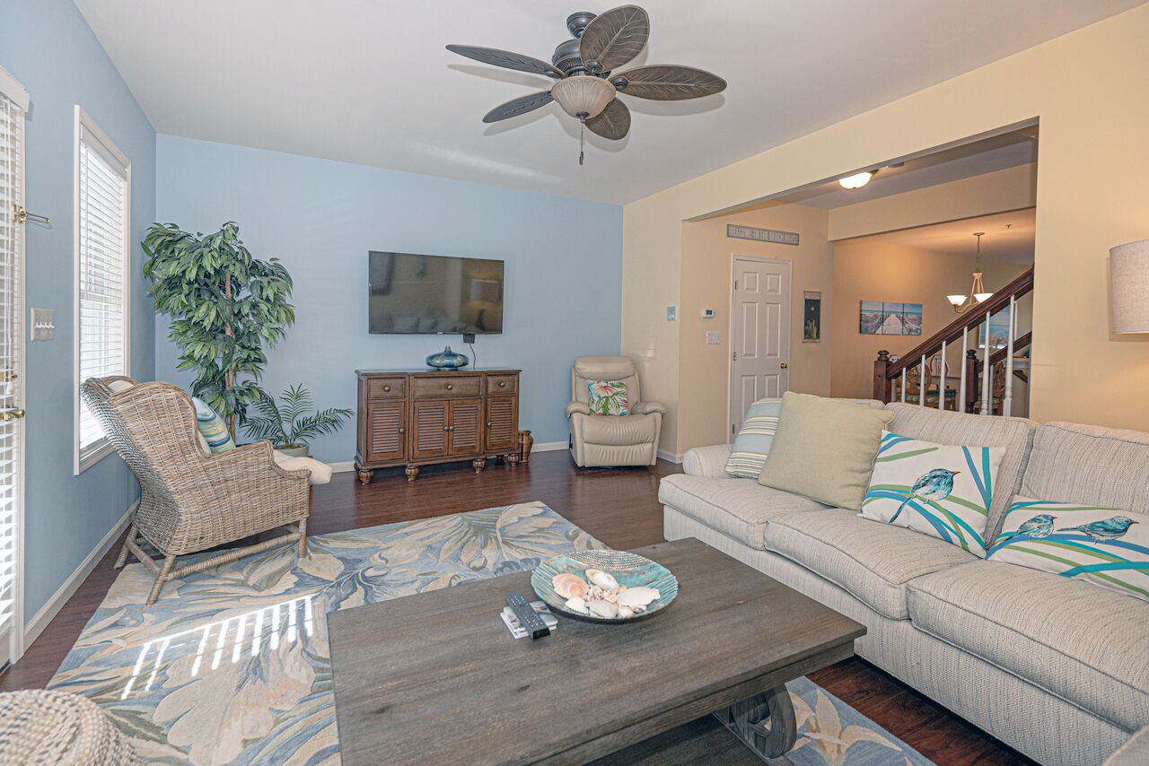 Beautiful Luxury 5 Bedroom Townhouse with Free WiFi In Gated Community On Bayside With Indoor/Outdoor Pools, Private Beaches, Restaurant, And Only Ten Minutes From Beach!
