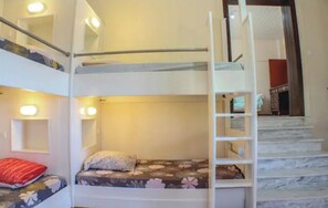 5 Schlafzimmer, Schreibtisch, Bügeleisen/Bügelbrett, Reisekinderbett