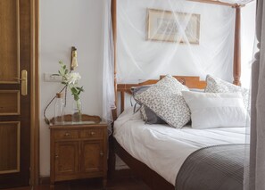 11 bedrooms, iron/ironing board, free WiFi, bed sheets - Large villa with pool near Santiago (Ames)