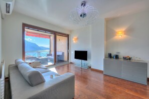 Apartamento standard, vários quartos, ao lado da montanha (Panorama Fantastico Apt Pool & Beach) | Área de estar | TV 21 polegadas com canais digitais