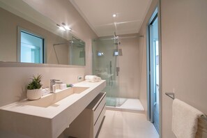 Standard-Apartment, Mehrere Schlafzimmer, Bergseite (Panorama Fantastico Apt Pool & Beach) | Badezimmer | Dusche, Haartrockner, Handtücher, Seife