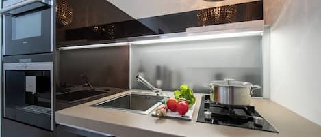 Departamento estándar, varias habitaciones (Panorama Fantastico Apt Pool & Beach) | Cocina privada | Refrigerador, microondas, horno y parrilla de estufa