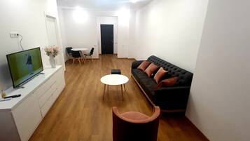 Flat-screen TV, Netflix, streaming services