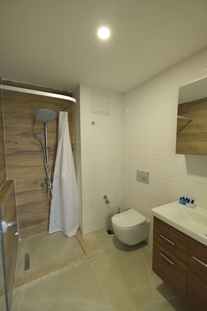Familienzimmer, 1 Queen-Bett und Schlafsofa, Nichtraucher | Badezimmer | Dusche, Regendusche, kostenlose Toilettenartikel, Haartrockner