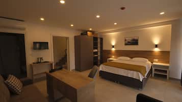 Quarto família, 1 cama Queen e sofá-cama, para não fumantes | Roupas de cama premium, frigobar, cortinas blackout