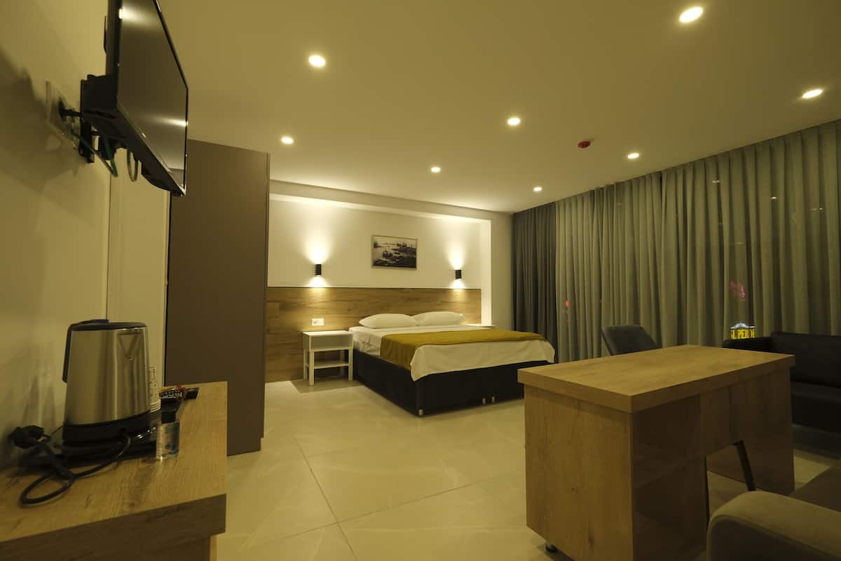 Habitación familiar, 1 cama de matrimonio con sofá cama, no fumadores | Ropa de cama de alta calidad, minibar, cortinas opacas