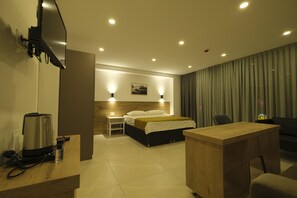 Habitación familiar, 1 cama Queen size y sofá cama, para no fumadores | Ropa de cama de alta calidad, minibar y cortinas blackout 