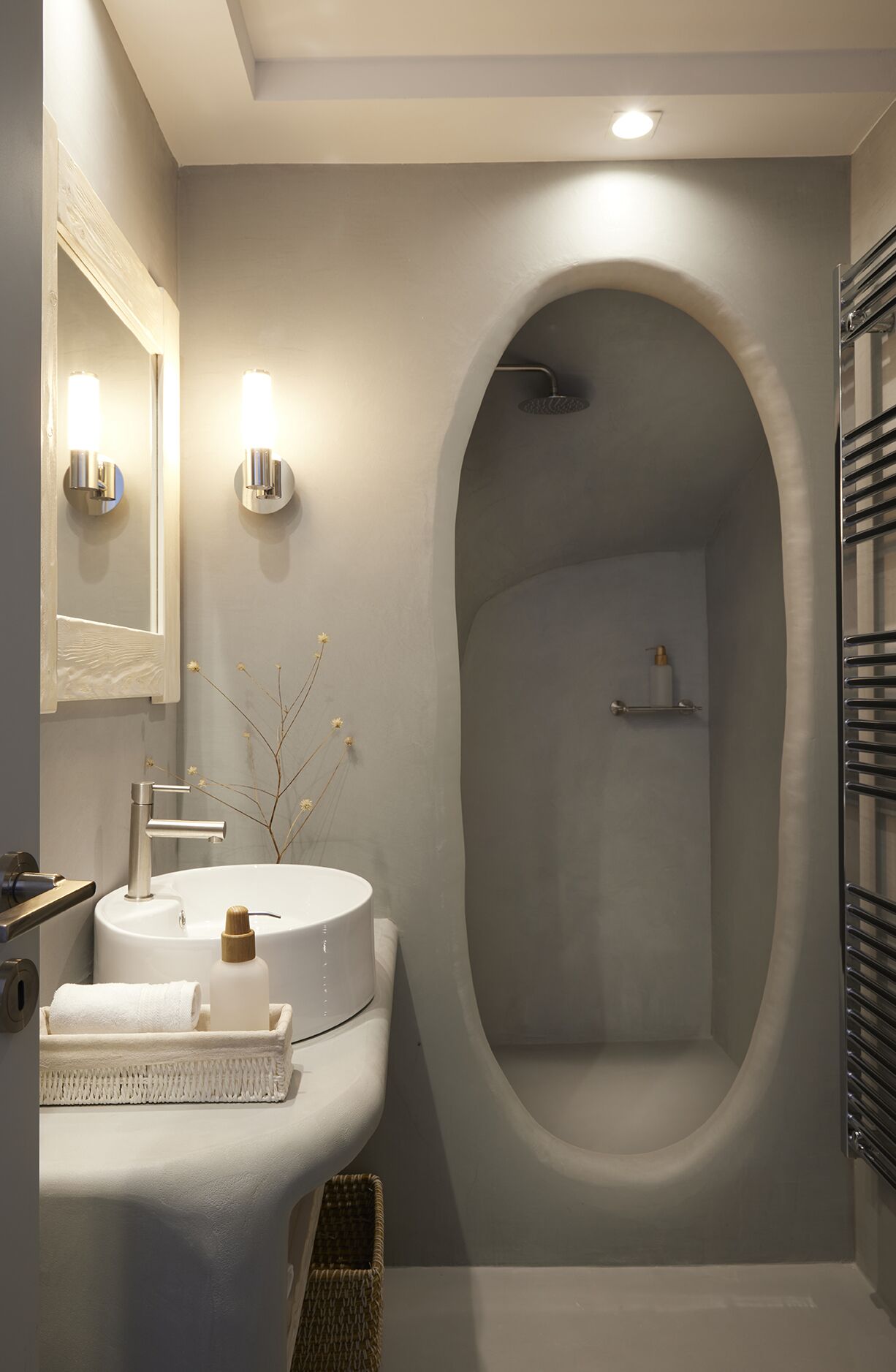 Une salle de bain moderne avec une baignoire sur pieds, un meuble-lavabo avec un miroir et un porte-serviettes.