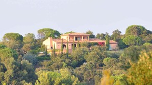A large, historic building with a central courtyard, surrounded by dense greenery and trees. - St Tropez, large park, unbelievable view sea-forests-hills, 8 bedroom, pool 65ft (Ramatuelle)