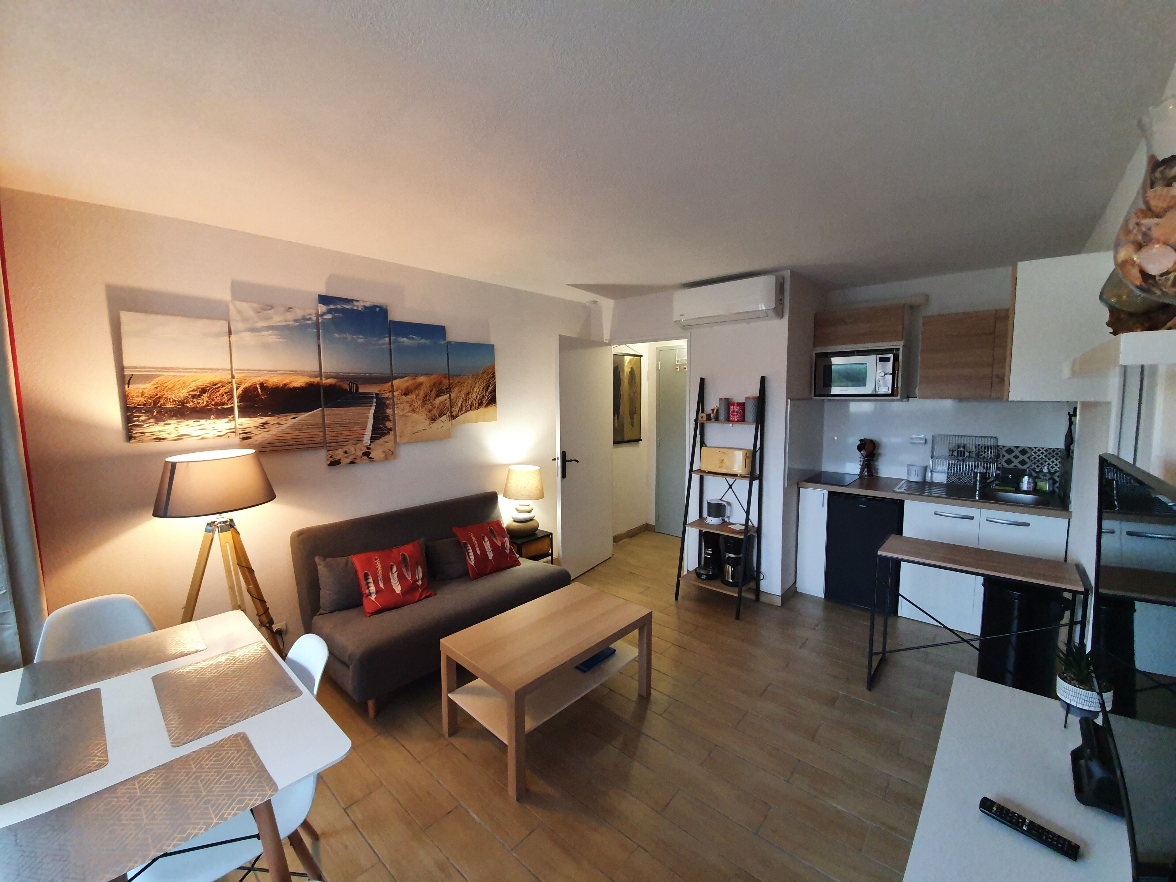 Nice renovated, cozy, air-conditioned T2 a few steps from the beach