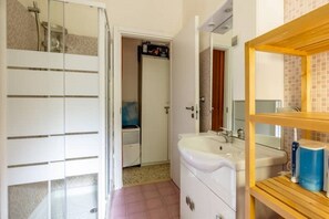 Shower, bidet - SAN GIACOMO APARTMENT IN ROME (Near the Center) (Roma)