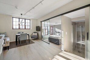 Ducha, artículos de tocador gratuitos, secador de pelo, toallas